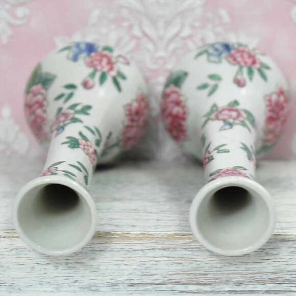 Vintage Macau Porcelain Bud Vases: 2 Hand-Painted Floral Chinoiserie - Picture 4 of 8